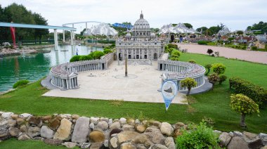 Viserba, İtalya - 25 Haziran 2024: İtalya 'nın Rimini kentindeki İtalya' nın Minyatür kentindeki İtalya 'da bulunan Vatikan' daki St. Peters Bazilikası - Küçük ölçekli ünlü atraksiyonların üretimi