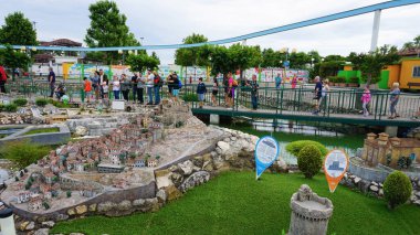 Viserba, İtalya - 25 Haziran 2024: İtalya 'nın Rimini kentindeki Miniatura' da bulunan İtalya 'daki Tema Parkı' nda Rocca Imperiale - Küçük ölçekli ünlü cazibelerin yeniden üretimi