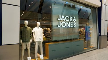 Rimini, İtalya - 25 Haziran 2024: Rimini, İtalya 'daki Jack ve Jones mağazasından imza