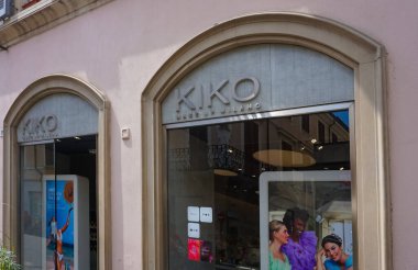 Rimini, İtalya - 25 Haziran 2024: Tarihi binada logosu olan Kiko Milan bayrak gemisi mağazası