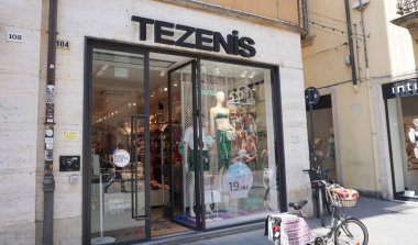 Rimini, İtalya - 25 Haziran 2024:: Dükkan vitrininin bir parçasındaki marka adı, Tezenis adı altında bir mağaza zinciri üzerinden satılan ünlü İtalyan iç çamaşırı ağı.