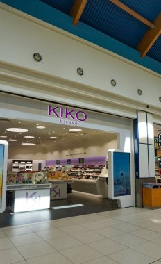 Rimini, İtalya - 25 Haziran 2024: Tarihi binada logosu olan Kiko Milan bayrak gemisi mağazası