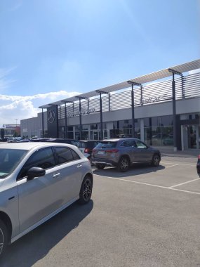 Rimini, İtalya - 25 Haziran 2024: Mercedes Benz, Rimini, İtalya 'da araba mağazası tabelasına giriş logosu