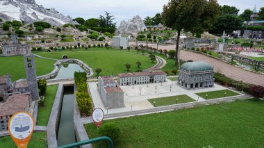 Viserba, İtalya - 25 Haziran 2024: Bergamo 'daki Tema Parkı' ndaki Basilica di Santa Maria Maggiore İtalya 'nın Rimini, İtalya' nın Miniatura kentindeki İtalya 'da bulunan Miniatura parkında - küçük ölçekli ünlü cazibelerin yeniden üretimi