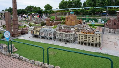 Viserba, İtalya - 25 Haziran 2024: İtalya 'nın Rimini kentindeki Miniatura' da bulunan İtalya 'daki Tema Parkı' nda Bologna - Küçük ölçekli ünlü cazibelerin yeniden üretimi