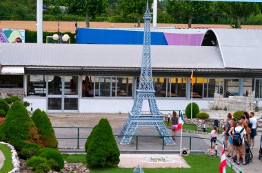 Viserba, İtalya - 25 Haziran 2024: İtalya 'nın Rimini kentindeki Minyatür veya İtalya' daki Tema Parkı 'na giden insanlar, küçük ölçekli ünlü cazibelerin üretimi