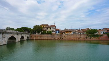 İtalya 'da Rimini' deki Marecchia Nehri üzerindeki tarihi Roma Köprüsü