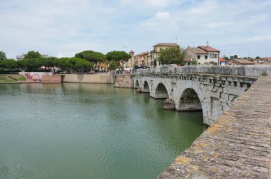 İtalya 'da Rimini' deki Marecchia Nehri üzerindeki tarihi Roma Köprüsü