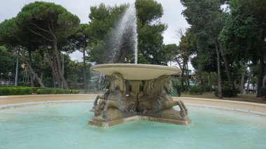 Rimini, İtalya - 25 Haziran 2024: Tarihi Dört Atlı Çeşme, popüler turistik eğlence, İtalya 'nın Rimini kentinde çarpıcı bir çeşme