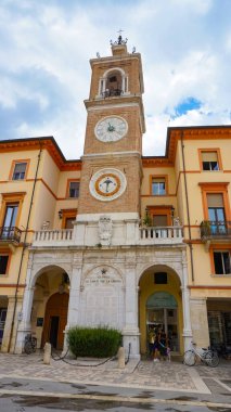 Rimini, İtalya, 2 Eylül 2021: İtalya 'nın Rimini kentindeki Piazza Martiri' de insanlar bir saat kulesinden geçiyorlar