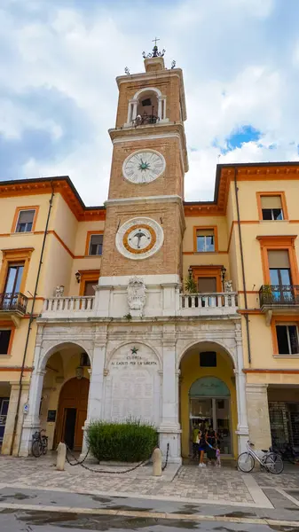Rimini, İtalya, 2 Eylül 2021: İtalya 'nın Rimini kentindeki Piazza Martiri' de insanlar bir saat kulesinden geçiyorlar