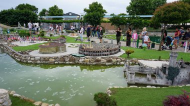 Viserba, İtalya - 25 Haziran 2024: İtalya 'nın Rimini kentindeki Minyatür veya İtalya' daki Tema Parkı 'na giden insanlar, küçük ölçekte ünlü cazibelerin üretilmesi. Verona.