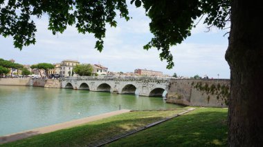 İtalya 'da Rimini' deki Marecchia Nehri üzerindeki tarihi Roma Köprüsü