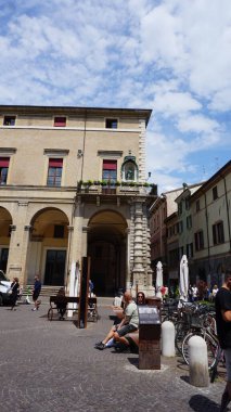 Rimini, İtalya, 2 Eylül 2021: İtalya 'nın Rimini kentindeki Piazza Martiri' ye giden insanlar