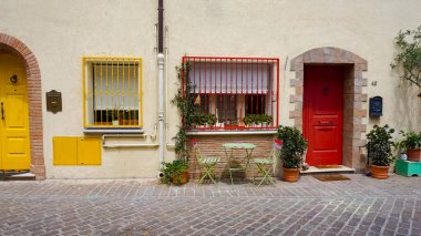 Rimini, İtalya - 25 Haziran 2024: Rimini, İtalya 'da alçak ve renkli evleri olan Borgo San Giuliano tipik sokağı