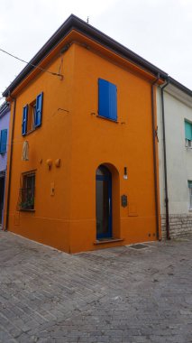 Borgo San Giuliano 'daki duvar Rimini, İtalya' da alçak ve renkli evleri olan tipik bir sokak.