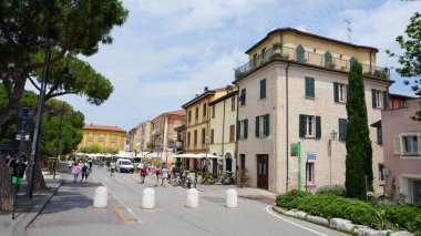 Rimini, İtalya, 2 Eylül 2021: İtalya 'nın Rimini kentindeki tarihi eski şehre giden insanlar