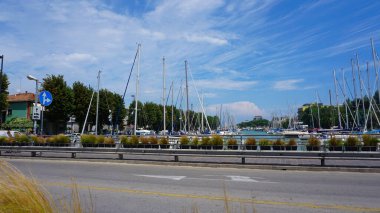 Rimini, İtalya 'da gemileri, yatları ve dönme dolabı olan diğer teknelerin olduğu iskele manzarası..