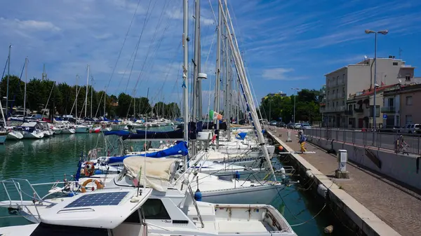 Rimini, İtalya - 25 Haziran 2024: Rimini, İtalya 'da gemileri, yatları ve dönme dolabı olan diğer teknelerin yaz manzarası.