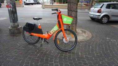 Rimini, İtalya - 25 Haziran 2024: Lime uygulama işareti marka ve logo metni bisiklet kira bisikleti e-Scooter kiralık elektrikli scooter firması ortak motosiklet servisi