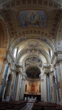 Rimini, İtalya - 25 Haziran 2024: San Giovanni Battista Kilisesi İtalya 'nın Rimini kentindeki bir katedral kilisesidir..