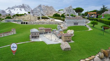 Viserba, İtalya - 25 Haziran 2024: İtalya 'nın Rimini kentindeki Miniatura kentindeki İtalya' daki Udine Parkı 'nda bulunan Udine, küçük ölçekli ünlü etkinliklerin üretimi