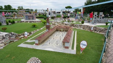 Viserba, İtalya - 25 Haziran 2024: İtalya 'nın Rimini kentindeki Miniatura' da bulunan İtalya 'daki Vigevano Tema Parkı' nda küçük ölçekli ünlü cazibelerin yeniden üretimi