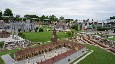 Viserba, İtalya - 25 Haziran 2024: İtalya 'nın Rimini kentindeki Miniatura' da bulunan İtalya 'daki Vigevano Tema Parkı' nda küçük ölçekli ünlü cazibelerin yeniden üretimi