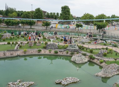 Viserba, İtalya - 25 Haziran 2024: İtalya 'nın Rimini kentindeki Minyatür veya İtalya' daki Tema Parkı 'na giden insanlar, küçük ölçekli ünlü cazibelerin üretimi