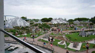 Viserba, İtalya - 25 Haziran 2024: İtalya 'nın Rimini kentindeki Minyatür veya İtalya' daki Tema Parkı 'na giden insanlar, küçük ölçekli ünlü cazibelerin üretimi