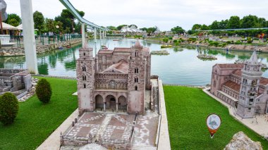 Viserba, İtalya - 25 Haziran 2024: İtalya 'nın Rimini kentindeki Miniatura' da bulunan İtalya 'daki Tema Parkı' nda Messina - Küçük ölçekli ünlü cazibelerin yeniden üretimi