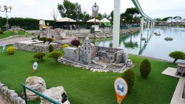 Viserba, İtalya - 25 Haziran 2024: Duomo di Monreale veya Santa Maria Nuova İtalya 'daki Minyatür veya İtalya' daki Miniatura 'daki Tema Parkı' nda küçük ölçekli ünlü cazibelerin üretimi