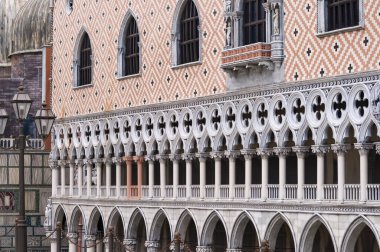 Viserba, İtalya - 25 Haziran 2024: İtalya 'nın Rimini kentindeki İtalya' nın Miniatura kentinde bulunan Venedik 'teki Tema Parkı' nda küçük ölçekli ünlü çekimlerin üretimi