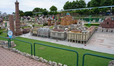 Viserba, İtalya - 25 Haziran 2024: İtalya 'nın Rimini kentindeki Miniatura' da bulunan İtalya 'daki Tema Parkı' nda Bologna - Küçük ölçekli ünlü cazibelerin yeniden üretimi