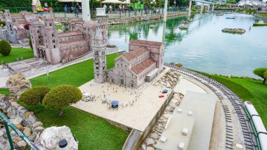 Viserba, İtalya - 25 Haziran 2024: Duomo di Monreale veya Santa Maria Nuova İtalya 'daki Minyatür veya İtalya' daki Miniatura 'daki Tema Parkı' nda küçük ölçekli ünlü cazibelerin üretimi