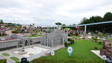 Viserba, İtalya - 25 Haziran 2024: Milan Duomo Katedrali İtalya 'nın Minyatür veya İtalya' nın Miniatura kentindeki Tema Parkı 'nda - İtalya' nın Rimini kentindeki ünlü gösterilerin küçük ölçekli üretimi