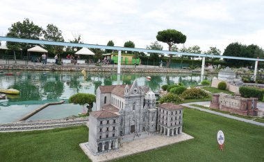 Viserba, İtalya - 25 Haziran 2024: İtalya 'nın Rimini kentindeki Minyatür veya İtalya' daki Napoli Tema Parkı 'nda küçük ölçekli ünlü çekimlerin üretimi