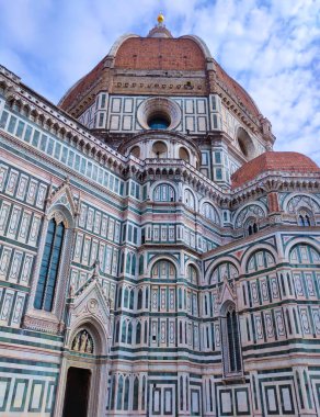 İtalya 'nın Toskana kentindeki Floransa' nın ana kilisesi Aziz Meryem Kilisesi Santa Maria del Fiore Katedrali 'nin dış görünüşünün ayrıntıları..