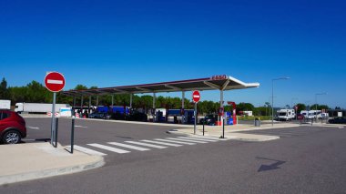 Dresden, Almanya - 18 Nisan 2024: Esso benzin istasyonunun görüntüsü. Esso ExxonMobil 'in ticari adıdır. American ExxonMobil dünyanın en büyük petrol ve doğalgaz satışı şirketidir..