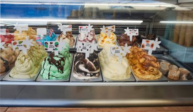 İspanya 'da İtalyan dondurmasının farklı tatları var.