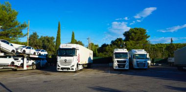 Wroclaw, Polonya - 17 Nisan 2023: Kamyonlar ve yarı tırlar otoparka gider. Teslimat kamyonları. Kargo Nakliyesi. - Lorry. Endüstriyel Taşımacılık Lojistik Taşımacılık Konsepti.