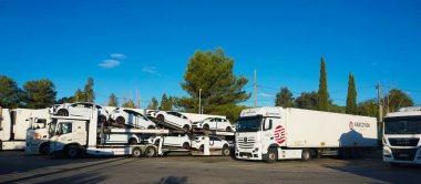 Wroclaw, Polonya - 17 Nisan 2023: Kamyonlar ve yarı tırlar otoparka gider. Teslimat kamyonları. Kargo Nakliyesi. - Lorry. Endüstriyel Taşımacılık Lojistik Taşımacılık Konsepti.