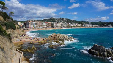 İspanya. Lloret De Mar plajının güzel manzarası. Güneşli bir günde Katalonya 'nın Costa Brava plajı
