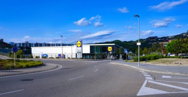 Lloret de mar, İspanya - 30 Eylül 2024: Lidl mağazası. Alman uluslararası indirimli süpermarket perakende zinciri. Market, alışveriş merkezi..