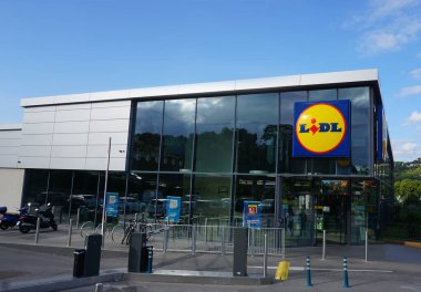Lloret de mar, İspanya - 30 Eylül 2024: Lidl mağazası. Alman uluslararası indirimli süpermarket perakende zinciri. Market, alışveriş merkezi..