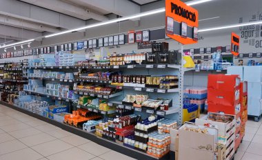 Lloret de mar, İspanya - 30 Eylül 2024: Lidl mağazası. Alman uluslararası indirimli süpermarket perakende zinciri. Market, alışveriş merkezi..