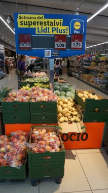 Lloret de mar, İspanya - 30 Eylül 2024: Lidl mağazası. Alman uluslararası indirimli süpermarket perakende zinciri. Market, alışveriş merkezi..