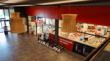 Lloret de mar, İspanya - 30 Eylül 2024: Media Markt mağaza tabelası, Avrupa ve Asya 'da sayısız şubesi bulunan tüketici elektroniği satan bir Alman mağaza zinciri..