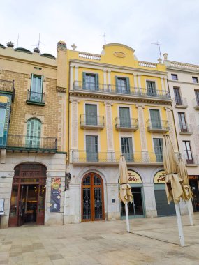 Rakamlar, İspanya - 20 Eylül 2024: İspanya 'nın Katalonya kentindeki Figueres belediye binasında yapılan tarihi cephe