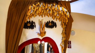 Figueres, İspanya - 20 Eylül 2024: Dali Müzesi 'nin detayları 28 Eylül 1974' te açıldı ve Salvador Dali 'nin Figueras, Katalunya, İspanya' daki en büyük çalışma koleksiyonuna ev sahipliği yaptı.